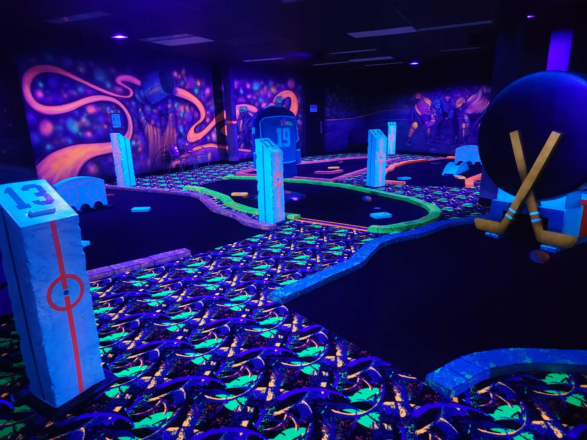 Mini-Golf Fluo s’Amuse! : Une sortie colorée qui fait sourire 